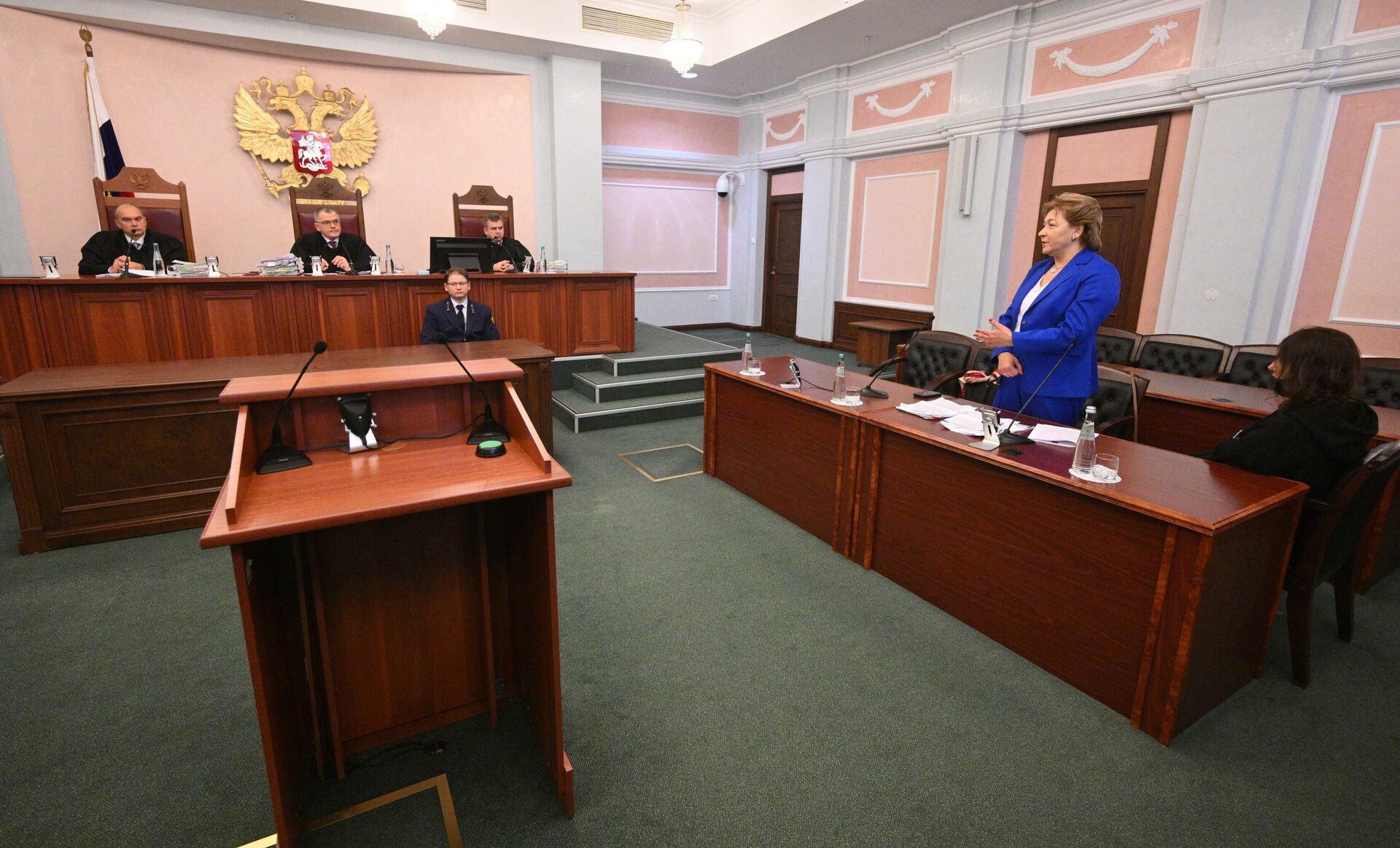 Покупательница квартиры певицы Ларисы Долиной Полина Лурье (справа) и ее адвокат Светлана Свириденко (вторая справа) в Верховном суде России Покупательница квартиры певицы Ларисы Долиной Полина Лурье (справа) и ее адвокат Светлана Свириденко (вторая справа) в Верховном суде России - РИА Новости, 1920, 16.12.2025