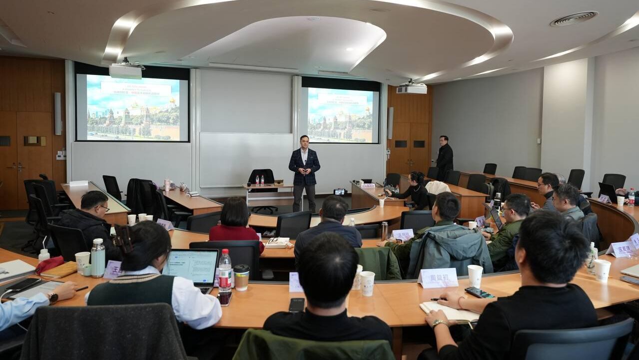 Представитель Российского экспортного центра в Китае Евгений Бажов на семинаре для китайских предпринимателей в бизнес-школе Университета Фудань Представитель Российского экспортного центра в Китае Евгений Бажов на семинаре для китайских предпринимателей в бизнес-школе Университета Фудань - РИА Новости, 1920, 16.12.2025