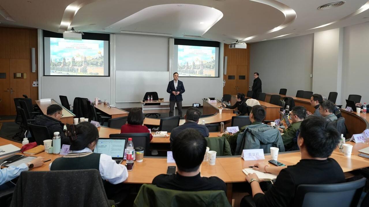 Представитель Российского экспортного центра в Китае Евгений Бажов на семинаре для китайских предпринимателей в бизнес-школе Университета Фудань - РИА Новости, 1920, 16.12.2025