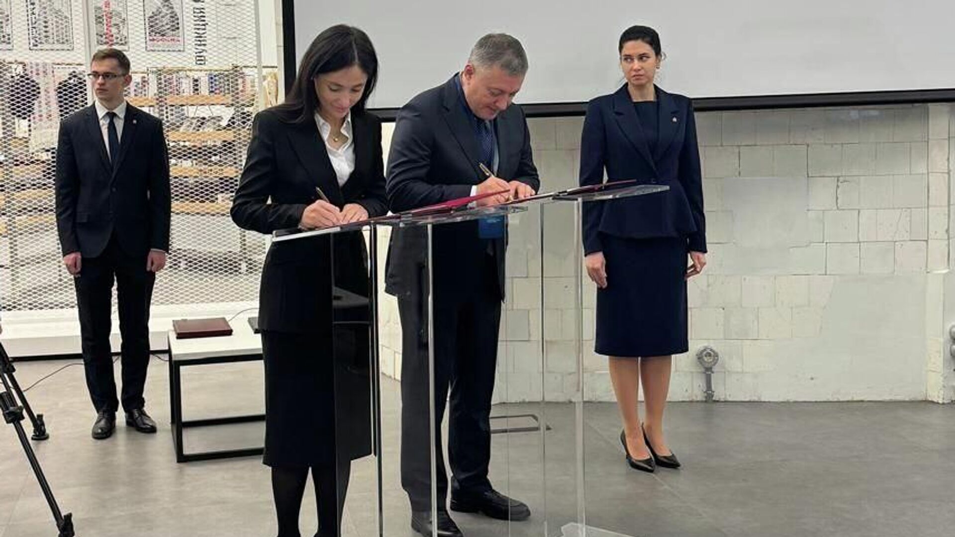 Генеральный директор АНО Общественный капитал Асият Багатырова и губернатор Иркутской области Игорь Кобзев во время подписания соглашения о сотрудничестве - РИА Новости, 1920, 16.12.2025