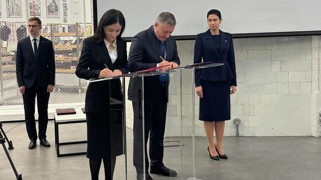 Генеральный директор АНО Общественный капитал Асият Багатырова и губернатор Иркутской области Игорь Кобзев во время подписания соглашения о сотрудничестве