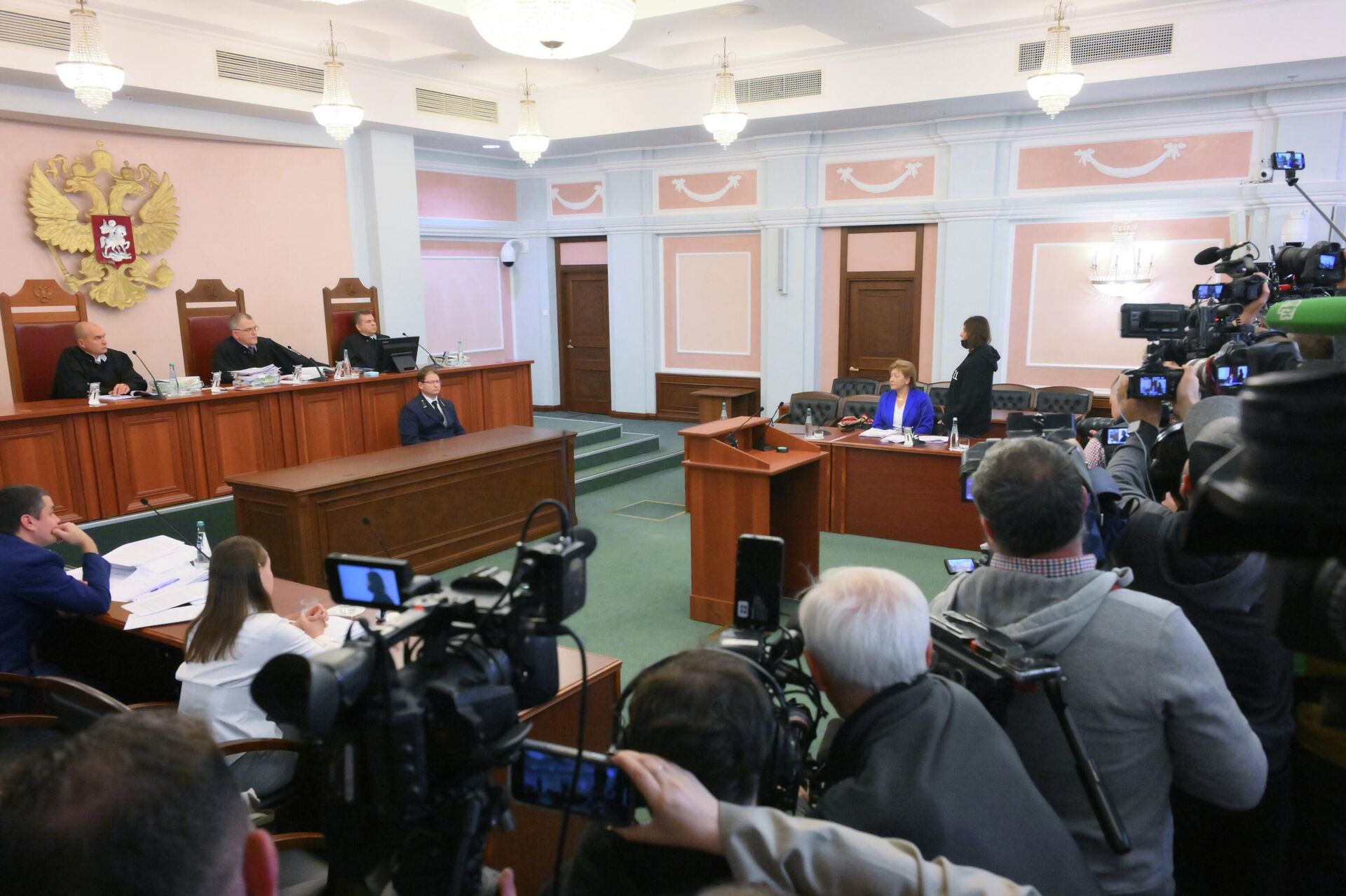 Адвокат Светлана Свириденко и покупательница квартиры певицы Ларисы Долиной Полина Лурье в Верховном суде России Адвокат Светлана Свириденко и покупательница квартиры певицы Ларисы Долиной Полина Лурье в Верховном суде России - РИА Новости, 1920, 16.12.2025