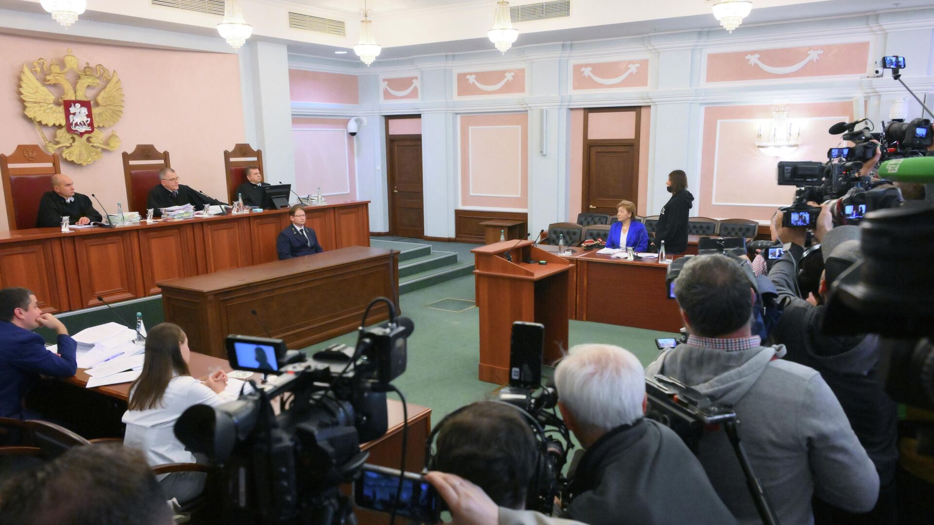 Адвокат Светлана Свириденко и покупательница квартиры певицы Ларисы Долиной Полина Лурье в Верховном суде России - РИА Новости, 1920, 16.12.2025