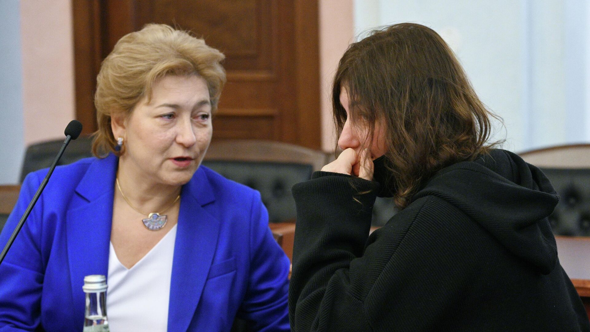 Адвокат Светлана Свириденко и покупательница квартиры певицы Ларисы Долиной Полина Лурье во время рассмотрения жалобы на решения судов по иску о признании недействительной сделки о продаже квартиры в Верховном суде России - РИА Новости, 1920, 16.12.2025