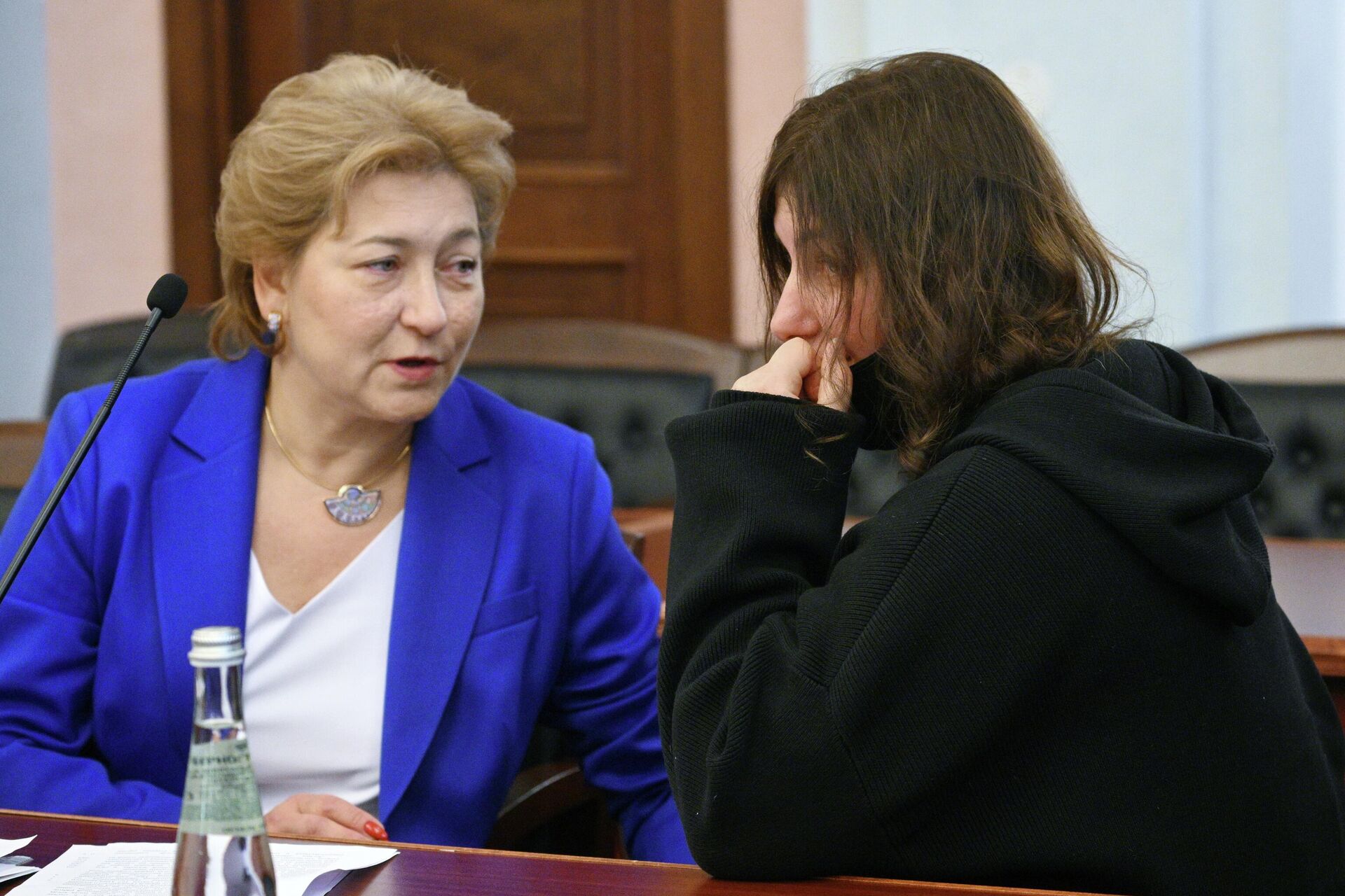 Адвокат Светлана Свириденко и покупательница квартиры певицы Ларисы Долиной Полина Лурье во время рассмотрения жалобы на решения судов по иску о признании недействительной сделки о продаже квартиры в Верховном суде России Адвокат Светлана Свириденко и покупательница квартиры певицы Ларисы Долиной Полина Лурье во время рассмотрения жалобы на решения судов по иску о признании недействительной сделки о продаже квартиры в Верховном суде России - РИА Новости, 1920, 16.12.2025