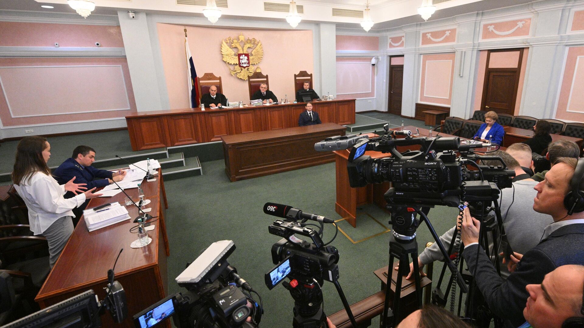 Рассмотрение жалобы по делу о квартире певицы Ларисы Долиной в Верховном суде России - РИА Новости, 1920, 16.12.2025