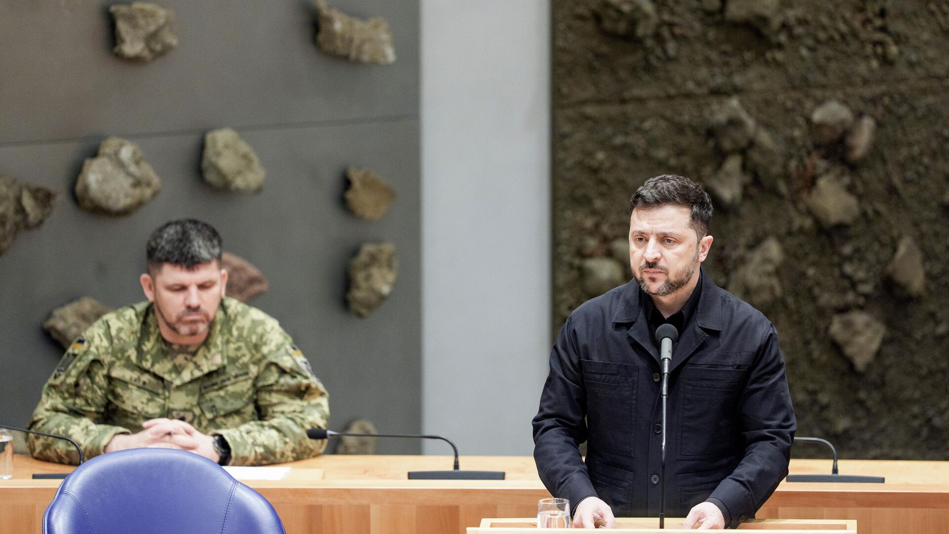 Владимир Зеленский во время выступления в парламенте Нидерландов Владимир Зеленский во время выступления в парламенте Нидерландов - РИА Новости, 1920, 16.12.2025