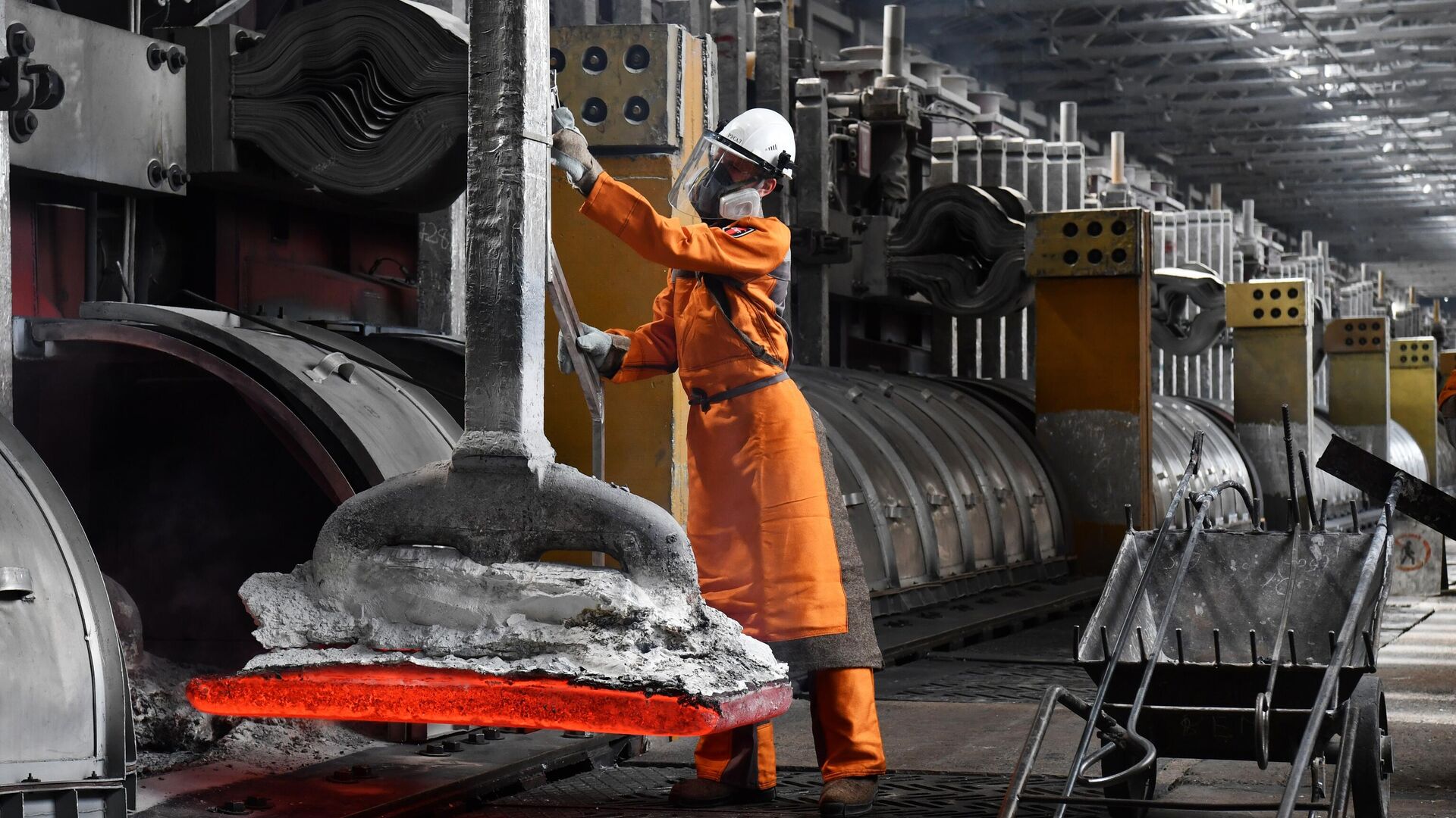 Рабочий в цехе электролиза - РИА Новости, 1920, 17.12.2025