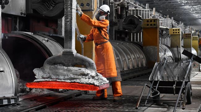 Рабочий в цехе электролиза