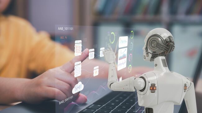 Ребенок использует компьютер с помощью искусственного интеллекта