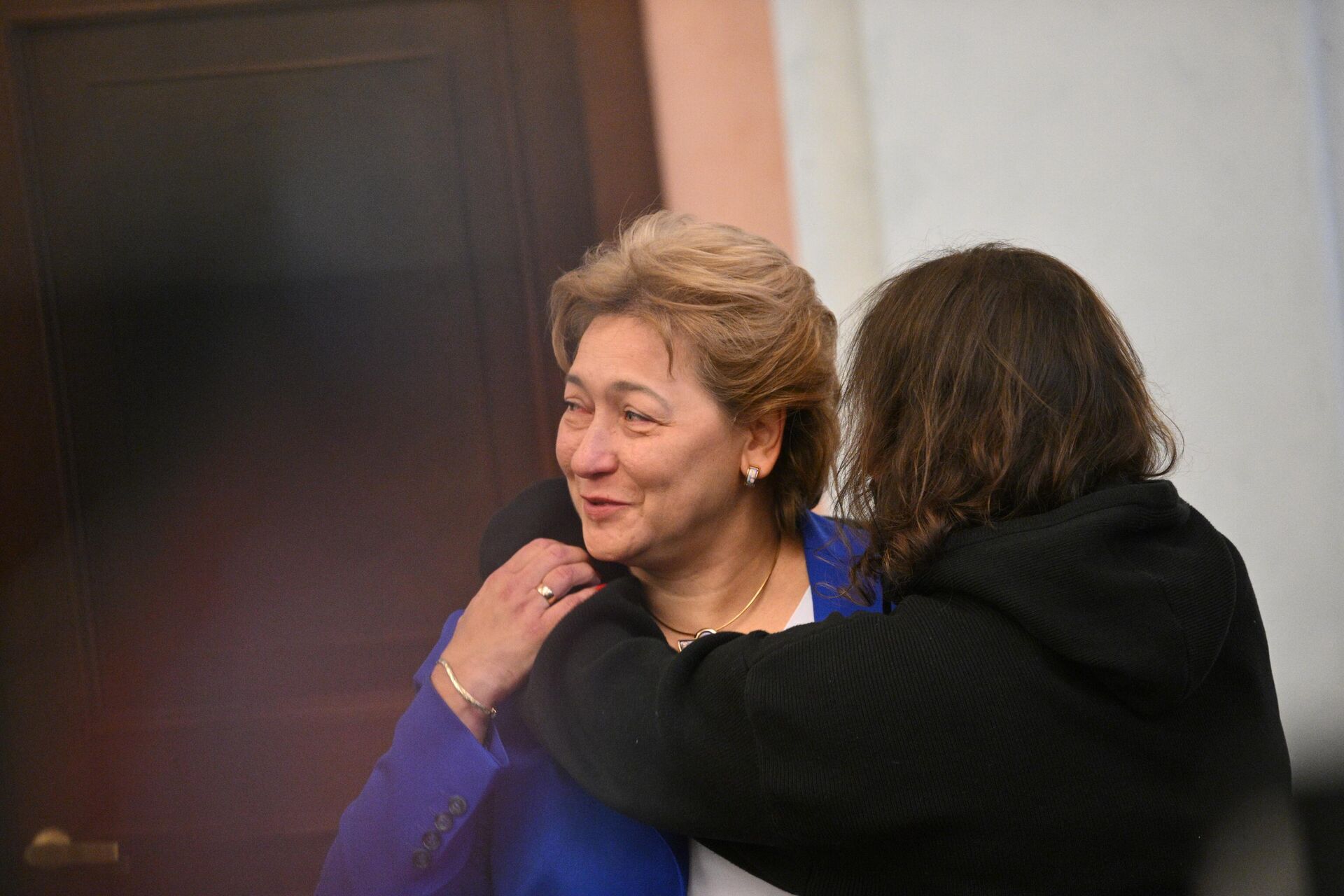 Адвокат Светлана Свириденко и покупательница квартиры певицы Ларисы Долиной Полина Лурье во время рассмотрения жалобы на решения судов по иску о признании недействительной сделки о продаже квартиры в Верховном суде РФ Адвокат Светлана Свириденко и покупательница квартиры певицы Ларисы Долиной Полина Лурье во время рассмотрения жалобы на решения судов по иску о признании недействительной сделки о продаже квартиры в Верховном суде РФ - РИА Новости, 1920, 16.12.2025