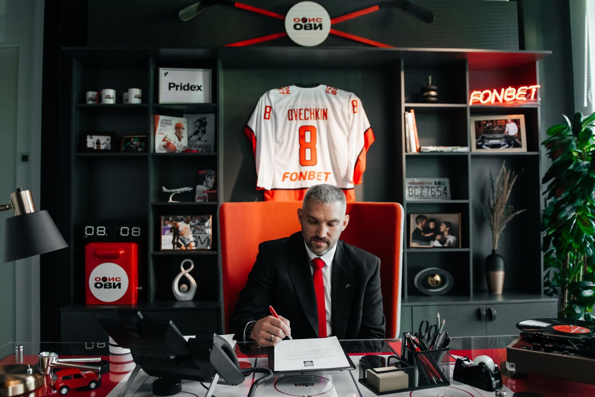 Александр Овечкин в офисе Fonbet - РИА Новости, 1920, 16.12.2025