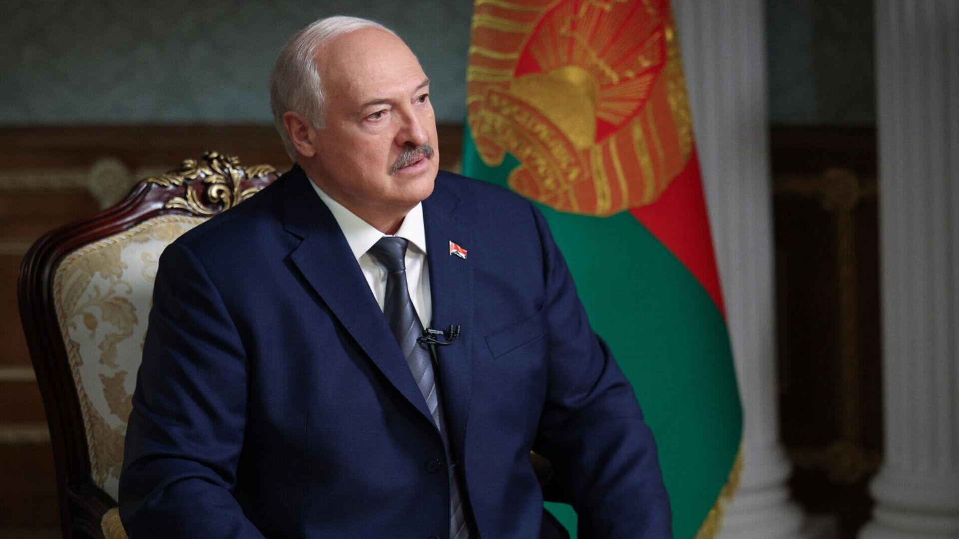 Президент Белоруссии Александр Лукашенко во время интервью американской телекомпании Ньюсмакс - РИА Новости, 1920, 17.12.2025