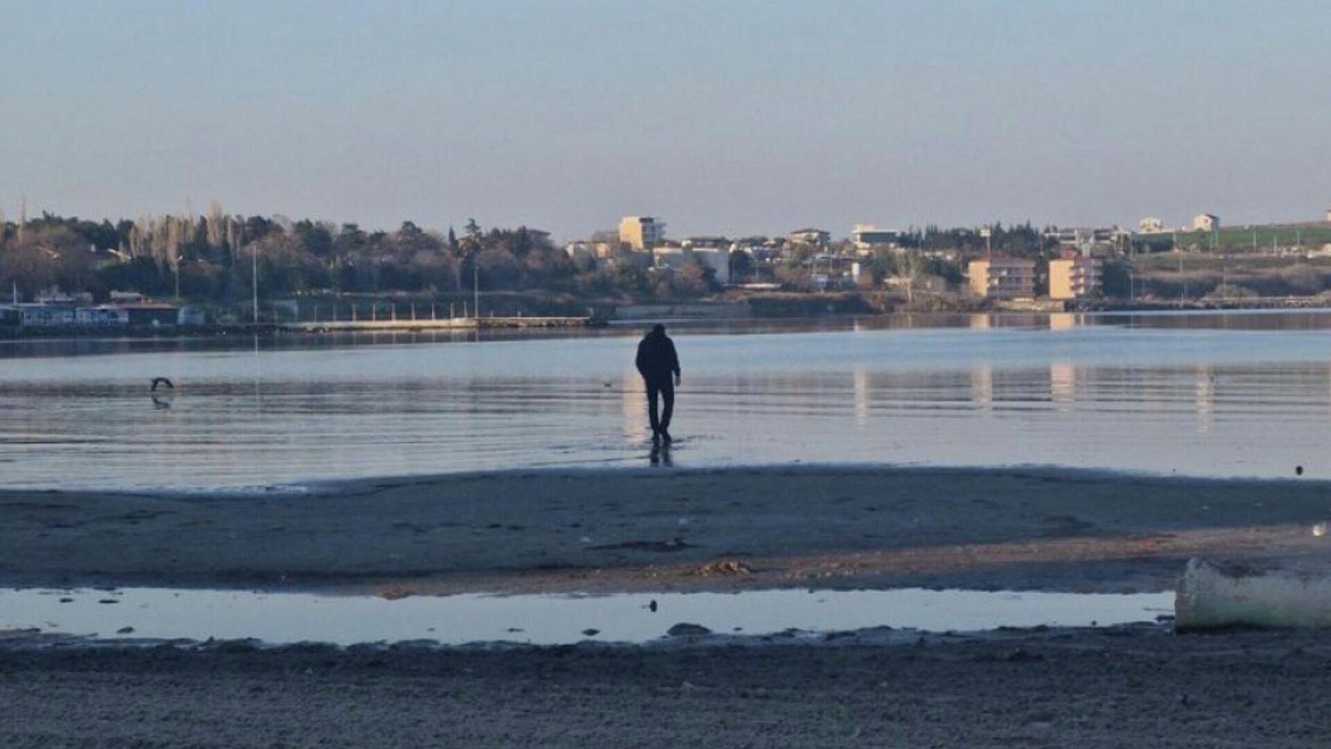 Мраморное море отступило от берега в городе Мармара-Эреглиси провинции Текирдаг в Турции - РИА Новости, 1920, 17.12.2025