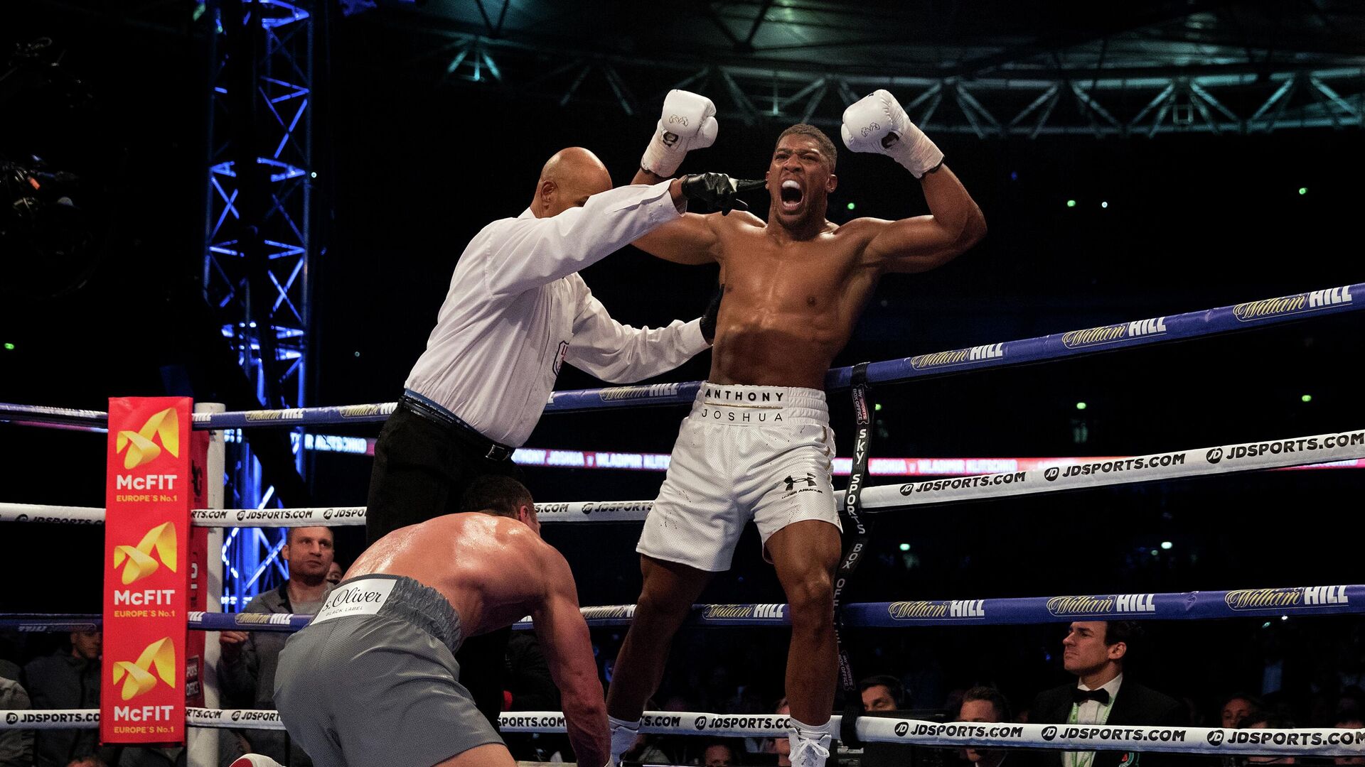 Энтони Джошуа в бою против Владимира Кличко - РИА Новости, 1920, 19.12.2025
