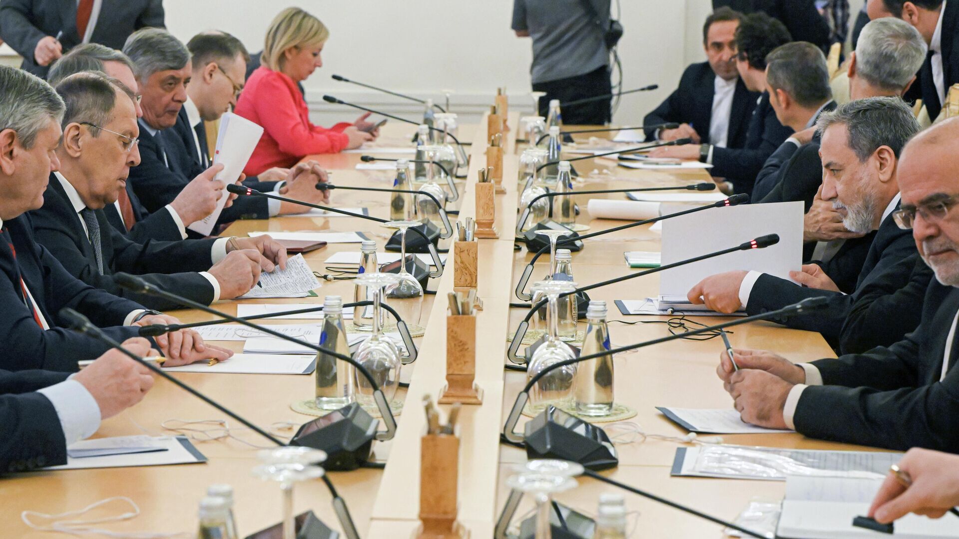 Министр иностранных дел РФ Сергей Лавров и министр иностранных дел Ирана Аббас Аракчи во время встречи в Москве. - РИА Новости, 1920, 17.12.2025