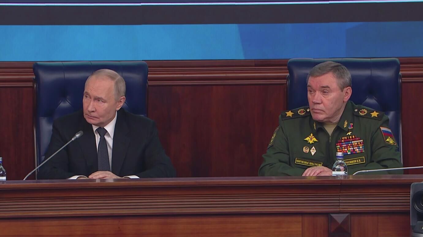 Владимир Путин и Валерий Герасимов на расширенном заседании коллегии Министерства обороны - РИА Новости, 1920, 17.12.2025