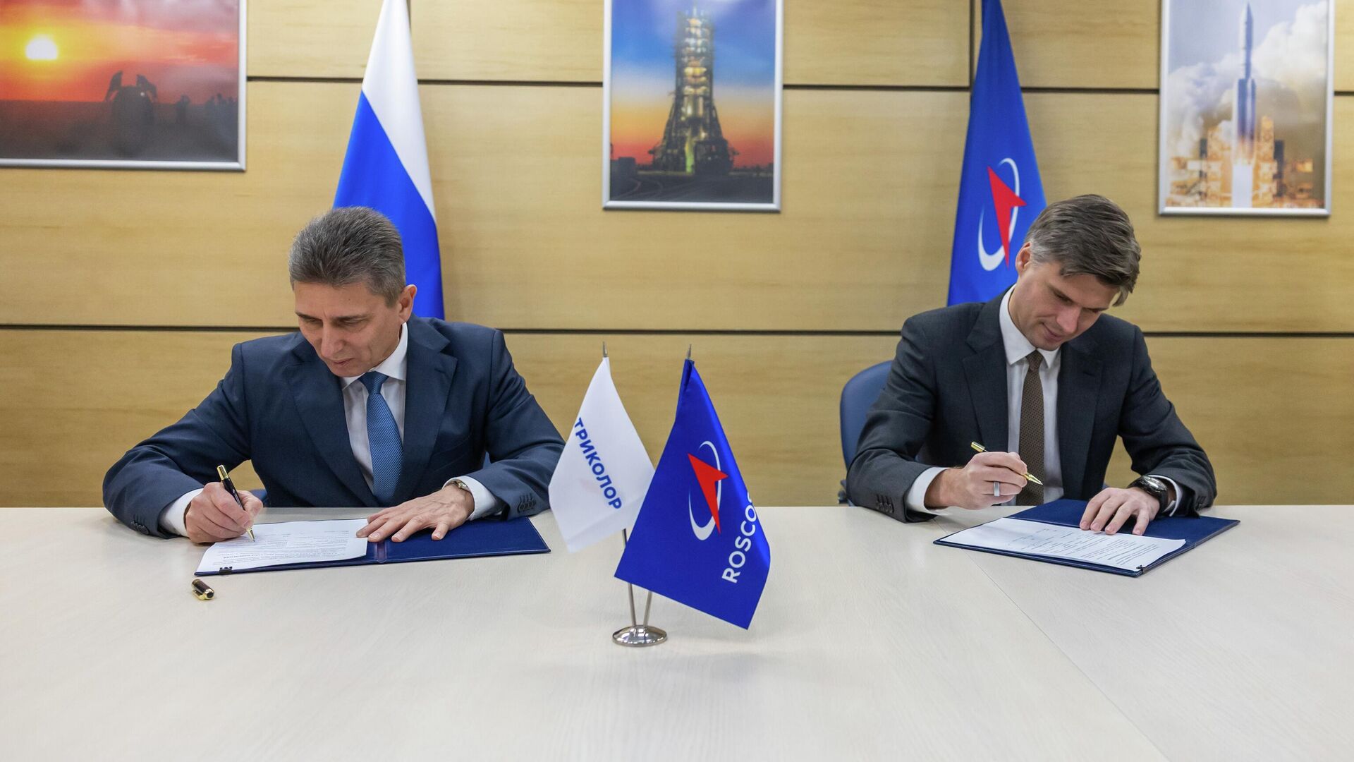 Председатель Совета директоров НАО Национальная спутниковая компания (бренд Триколор) Андрей Ткаченко и генеральный директор Госкорпорации Роскосмос Дмитрий Баканов - РИА Новости, 1920, 17.12.2025