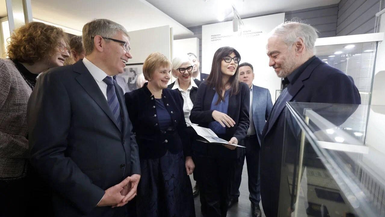 Дирижер Валерий Гергиев (справа), гендиректор Бахрушинского театрального музея Кристна Трубинова и губернатор Тульской области Дмитрий Миляев - РИА Новости, 1920, 17.12.2025