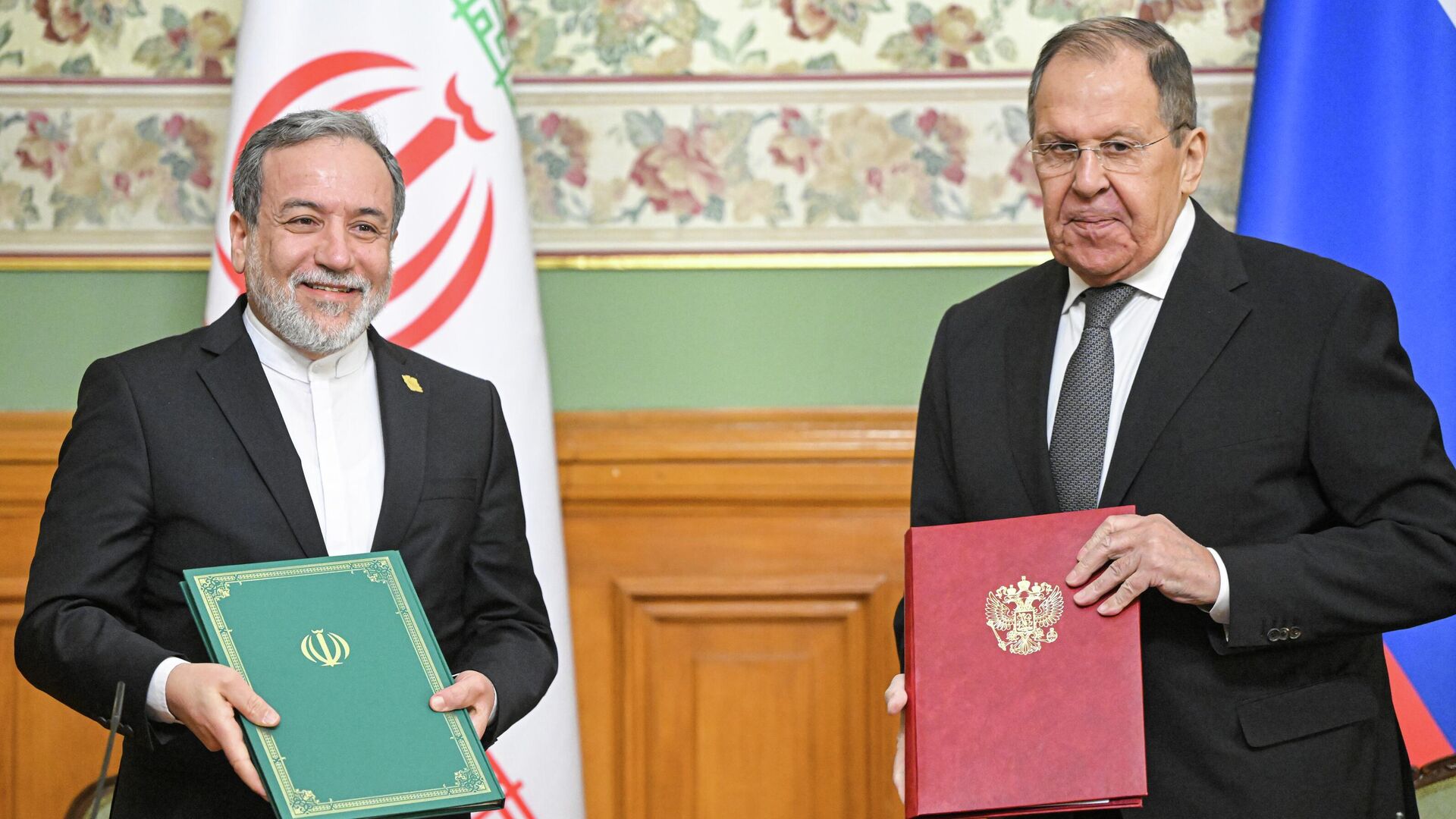 Министр иностранных дел Ирана Аббас Аракчи и министр иностранных дел РФ Сергей Лавров на совместном подписании документов по итогам встречи в Москве - РИА Новости, 1920, 17.12.2025