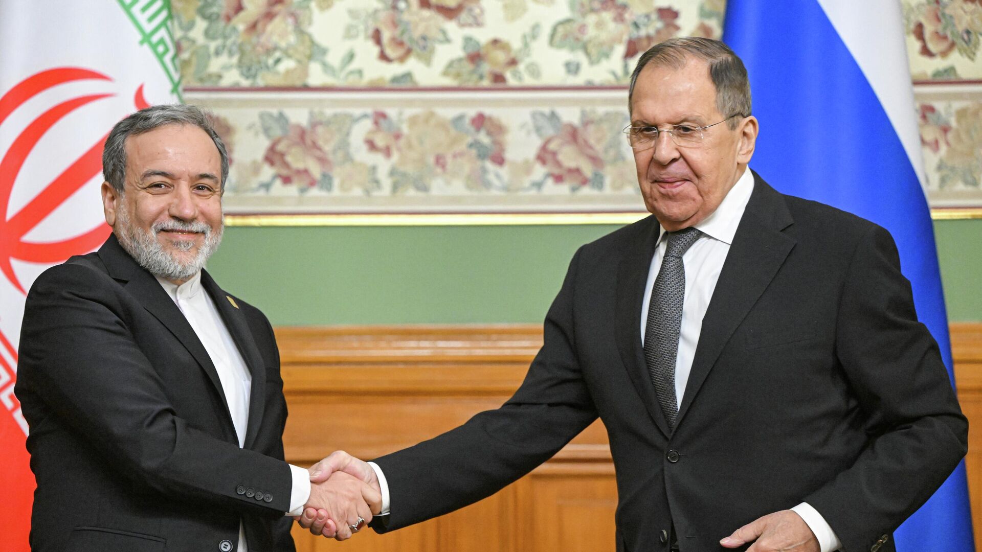 Министр иностранных дел Ирана Аббас Аракчи и министр иностранных дел РФ Сергей Лавров на пресс-конференции по итогам встречи в Москве. 17 декабря 2025 Министр иностранных дел Ирана Аббас Аракчи и министр иностранных дел РФ Сергей Лавров на пресс-конференции по итогам встречи в Москве. 17 декабря 2025 - РИА Новости, 1920, 17.12.2025