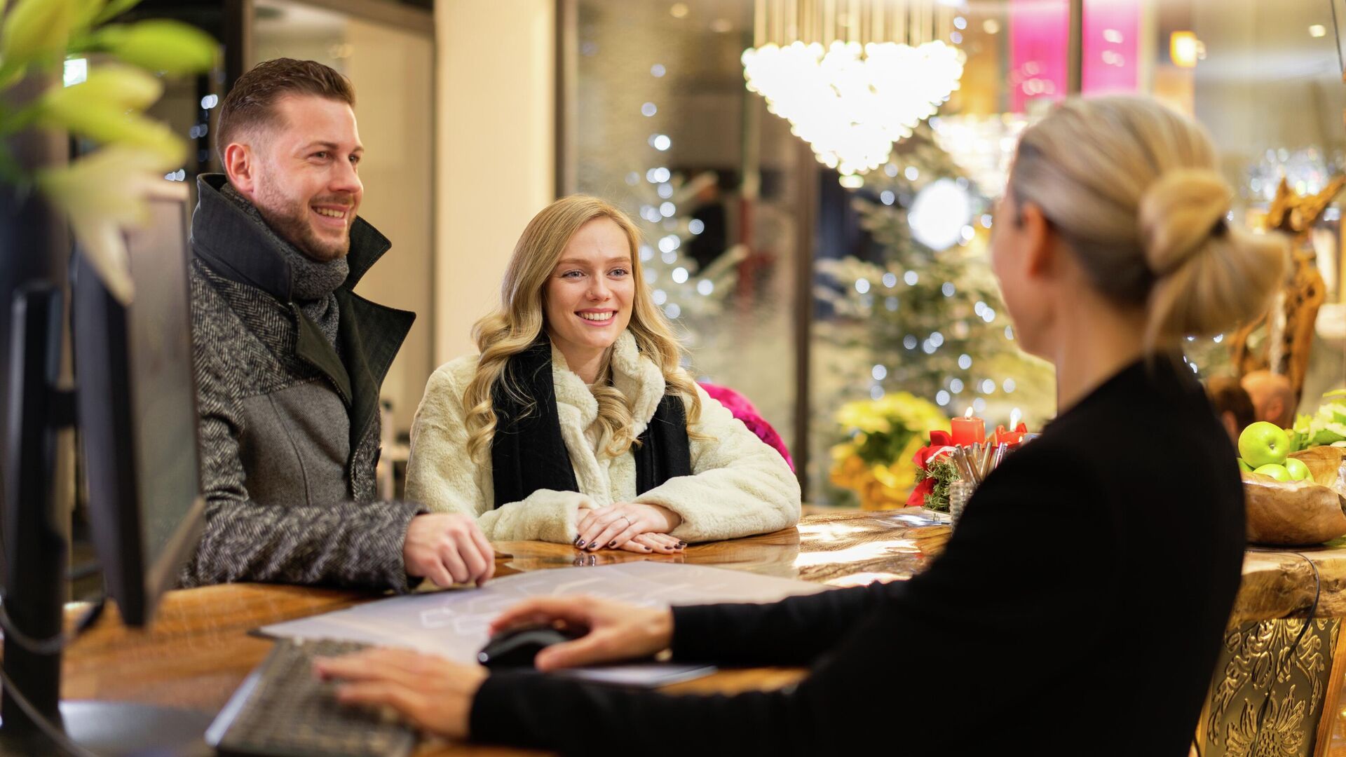 Туристы на стойке ресепшена в отеле Туристы на стойке ресепшена в отеле - РИА Новости, 1920, 18.12.2025
