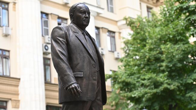 Памятник руководителю отечественной атомной отрасли Ефиму Славскому