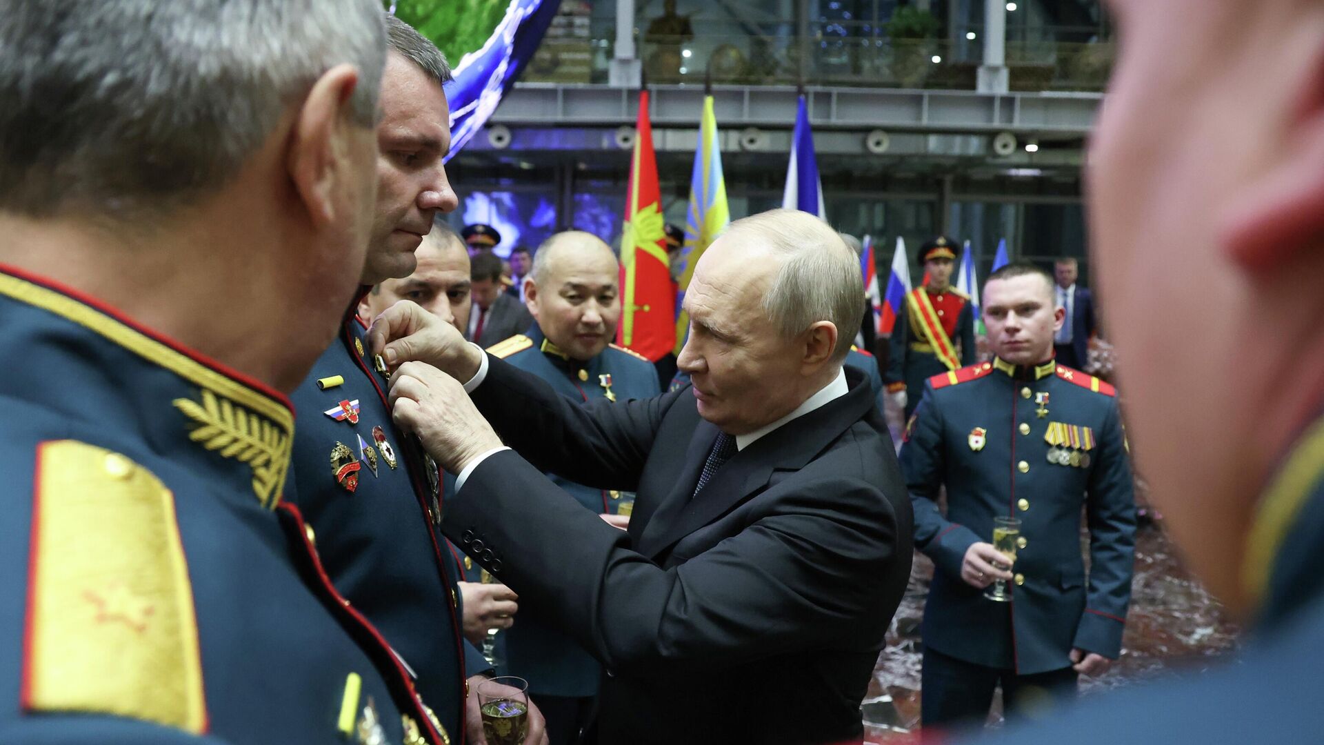 Президент Владимир Путин на церемонии вручения медали Золотая Звезда Героя России участникам спецоперации, освободившим город Северск - РИА Новости, 1920, 17.12.2025