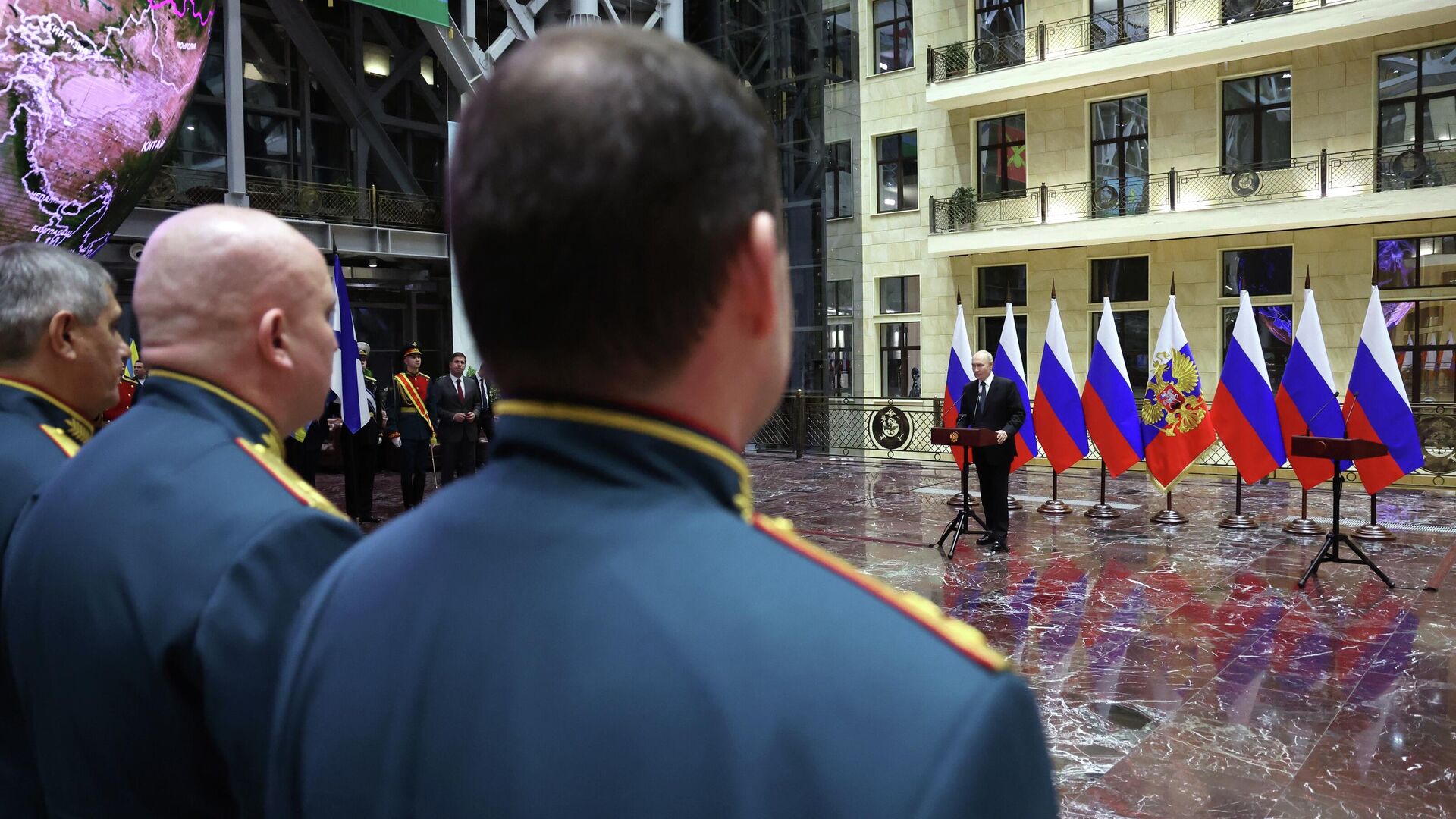 Президент РФ Владимир Путин на церемонии вручения медали Золотая Звезда Героя России участникам спецоперации, освободившим город Северск. 17 декабря 2025 - РИА Новости, 1920, 17.12.2025