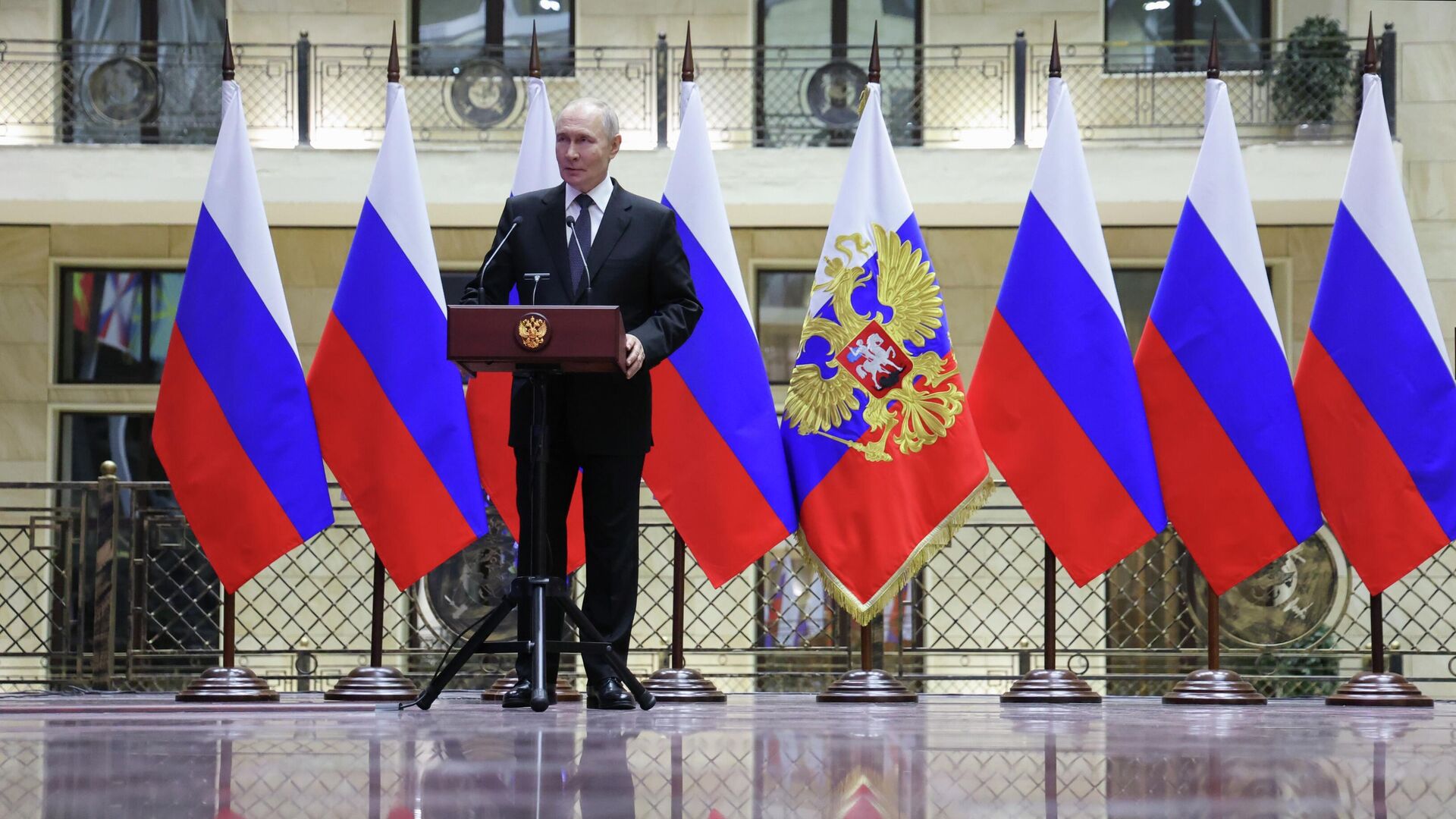 Президент РФ Владимир Путин на церемонии вручения медали Золотая Звезда Героя России участникам спецоперации, освободившим город Северск. 17 декабря 2025 - РИА Новости, 1920, 17.12.2025