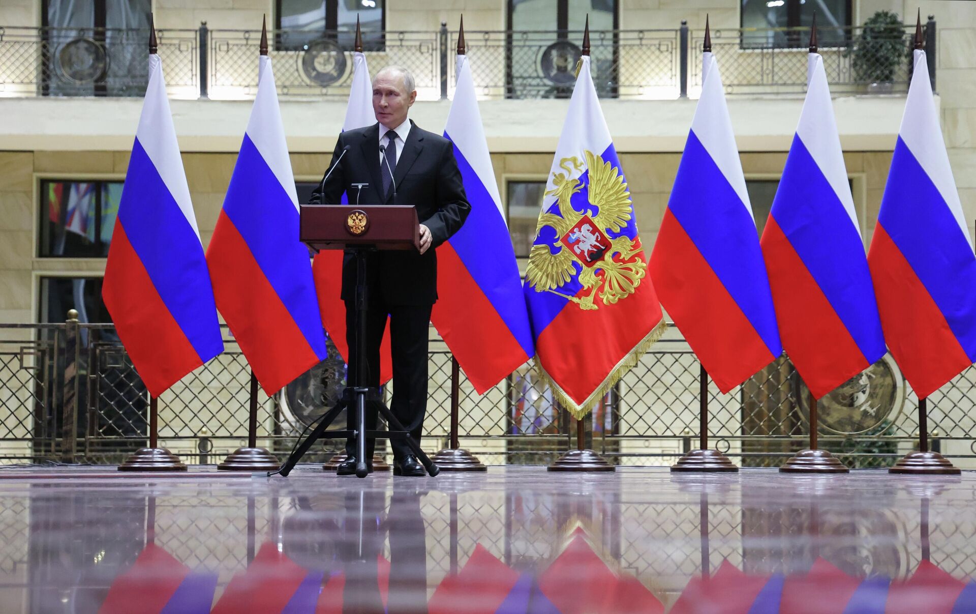 Президент РФ Владимир Путин на церемонии вручения медали Золотая Звезда Героя России участникам спецоперации, освободившим город Северск