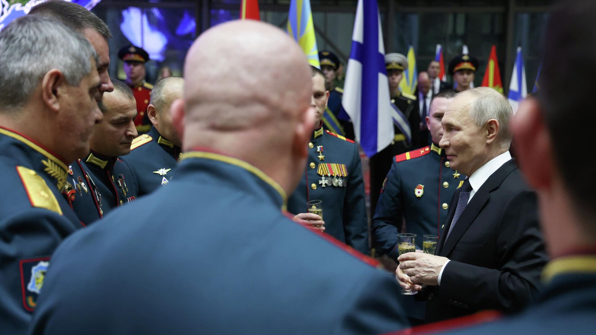 Владимир Путин на церемонии вручения медали Золотая Звезда Героя России участникам спецоперации, освободившим город Северск - РИА Новости, 1920, 17.12.2025