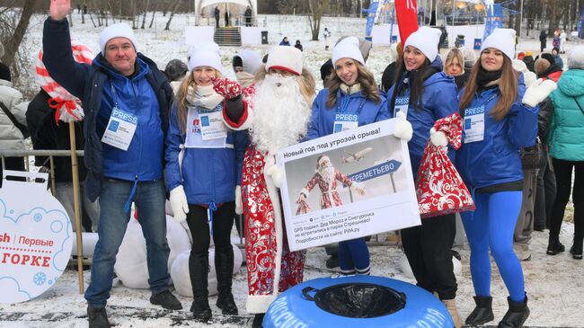 Участники ежегодного фестиваля креативных тюбингов Mash на горке в парке 50-летия Октября