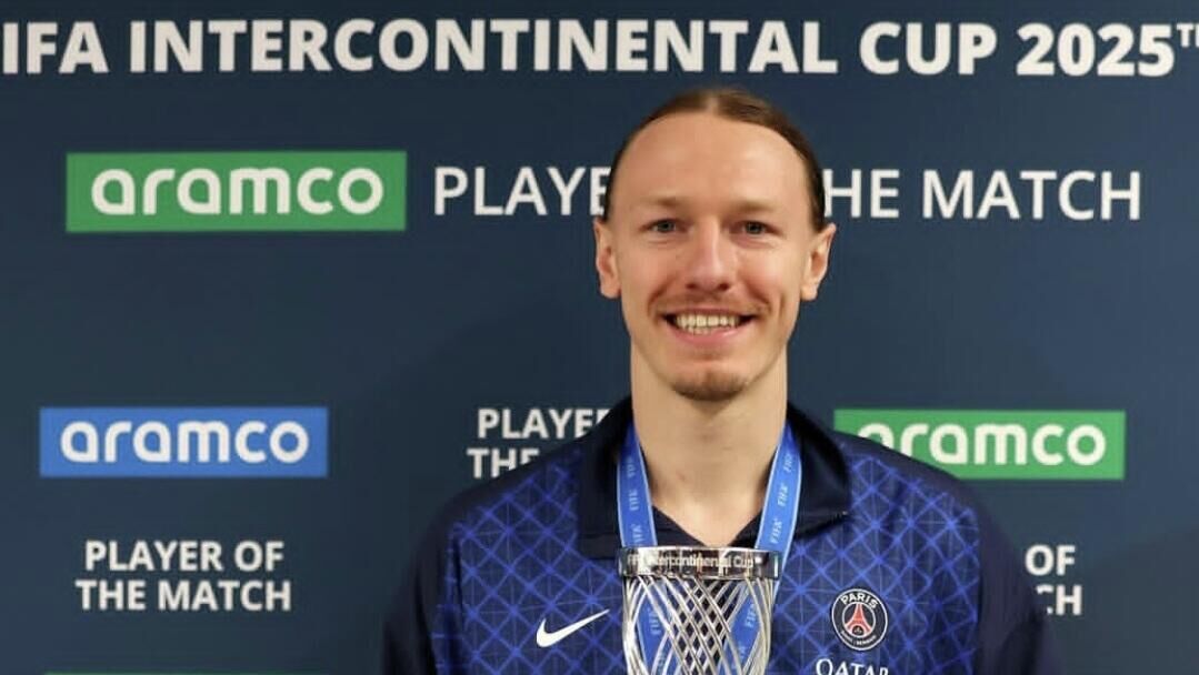 Матвей Сафонов с призом лучшему игроку матча - РИА Новости, 1920, 17.12.2025