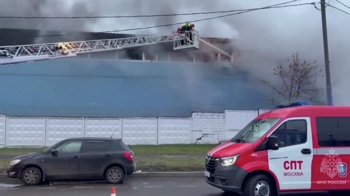 Тушение пожара в ангаре на северо-востоке Москвы - РИА Новости, 1920, 18.12.2025