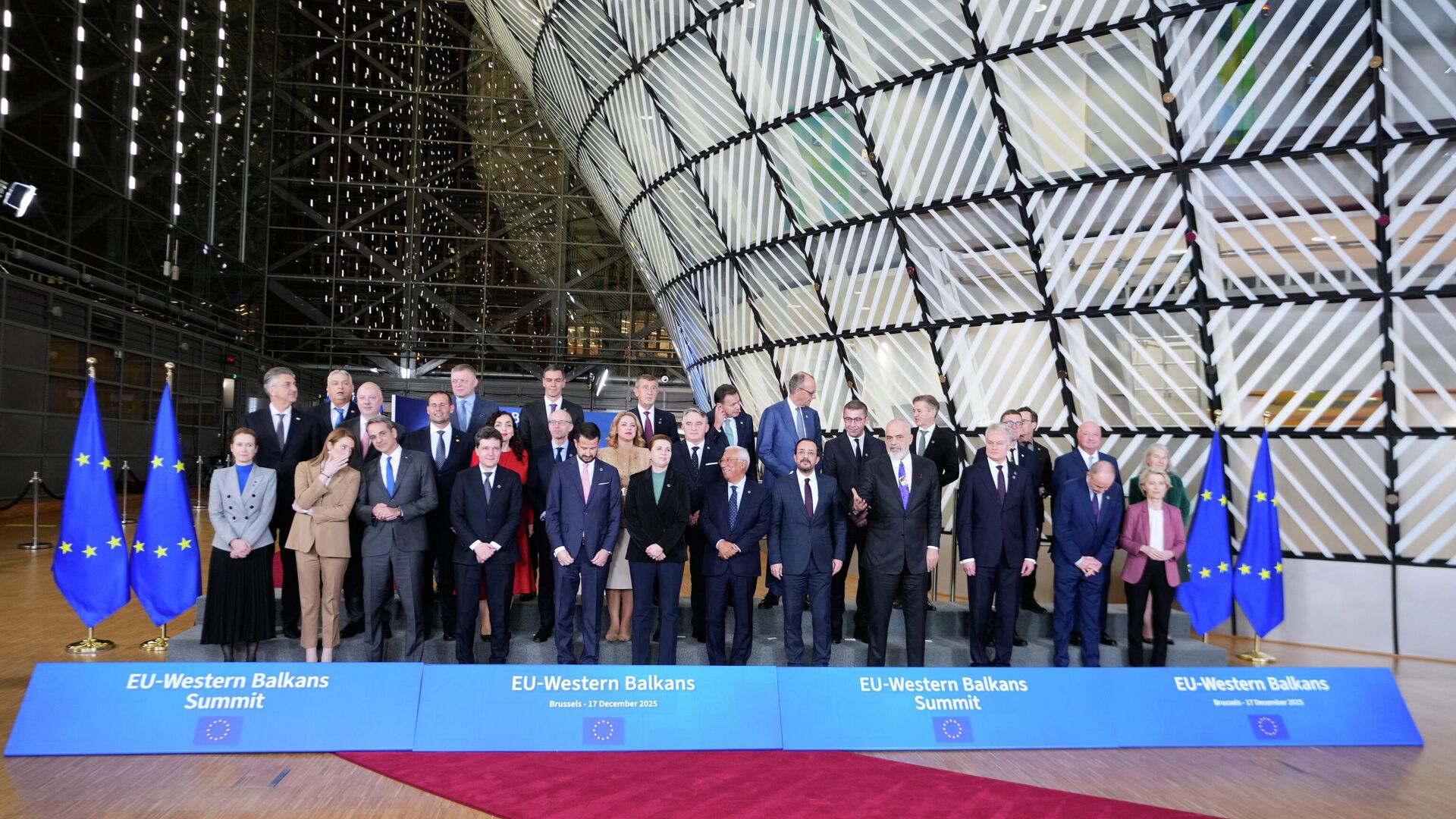 Главы государств Европейского союза во время групповой фотографии в здании Европейского совета в Брюсселе. 17 декабря 2025 Главы государств Европейского союза во время групповой фотографии в здании Европейского совета в Брюсселе. 17 декабря 2025 - РИА Новости, 1920, 18.12.2025