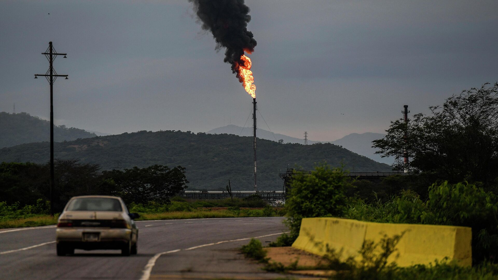 Нефтеперерабатывающий комплекс имени Хосе Антонио Ансоатеги в штате Ансоатеги, Венесуэла Нефтеперерабатывающий комплекс имени Хосе Антонио Ансоатеги в штате Ансоатеги, Венесуэла - РИА Новости, 1920, 18.12.2025