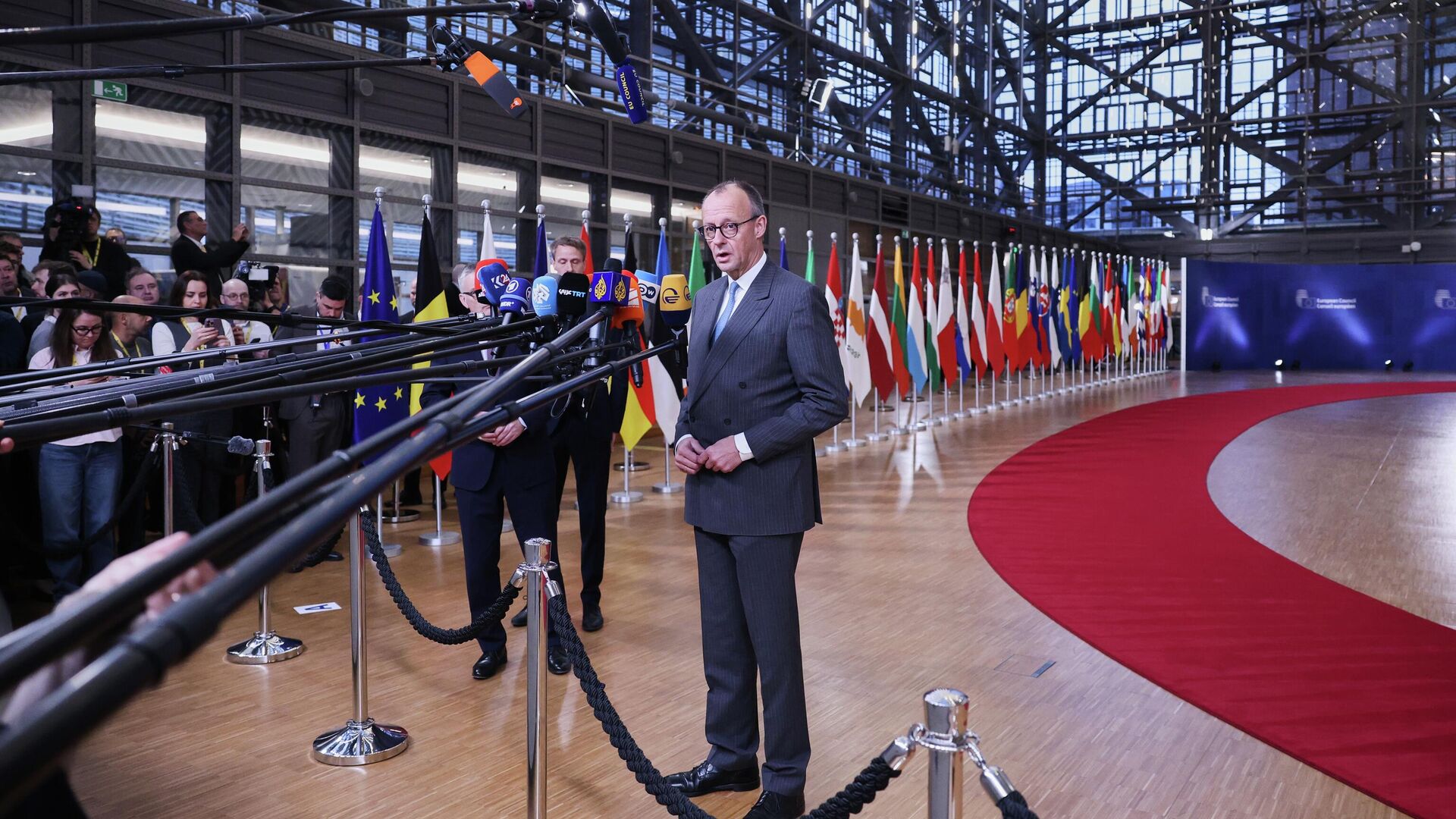 Канцлер Германии Фридрих Мерц беседует со СМИ перед началом саммита ЕС в Брюсселе Канцлер Германии Фридрих Мерц беседует со СМИ перед началом саммита ЕС в Брюсселе - РИА Новости, 1920, 18.12.2025