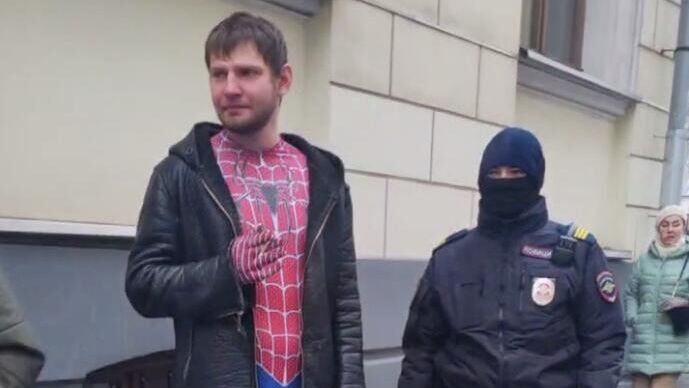 Мужчина в костюме человека-паука в день заседания суда по делу Долиной - РИА Новости, 1920, 18.12.2025