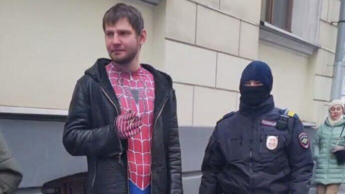 Мужчина в костюме человека-паука в день заседания суда по делу Долиной - РИА Новости, 1920, 18.12.2025