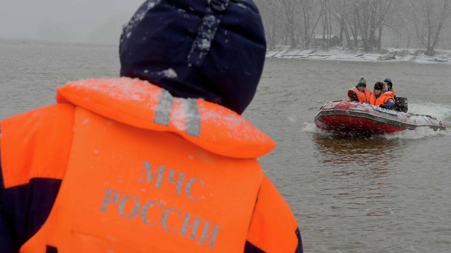 Сотрудники МЧС - РИА Новости, 1920, 18.12.2025