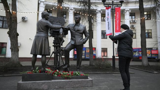 Памятник создателям фильма Семнадцать мгновений весны писателю Юлиану Семенову, режиссеру Татьяне Лиозновой и артисту Вячеславу Тихонову в сквере Киностудии им. Максима Горького в Москве