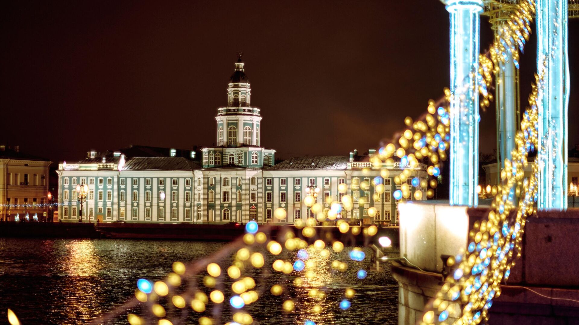Вид на здание Кунсткамеры с Дворцового моста в Санкт-Петербурге Вид на здание Кунсткамеры с Дворцового моста в Санкт-Петербурге - РИА Новости, 1920, 18.12.2025