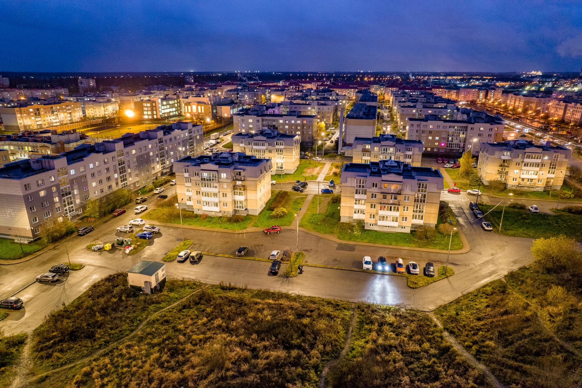 Жилой район Славянка в поселке Шушары после модернизации освещения Жилой район Славянка в поселке Шушары после модернизации освещения - РИА Новости, 1920, 18.12.2025