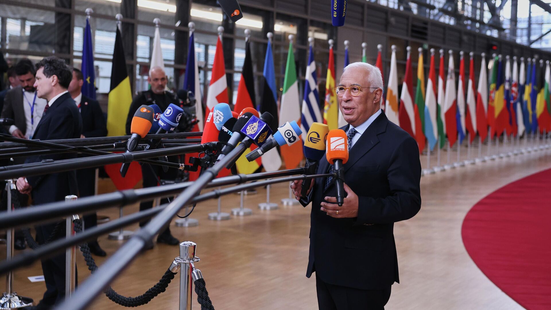  Глава Евросовета Антониу Кошта беседует со СМИ перед началом саммита ЕС в Брюсселе - РИА Новости, 1920, 18.12.2025