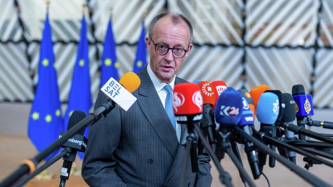 Канцлер Германии Фридрих Мерц беседует со СМИ перед началом саммита ЕС в Брюсселе