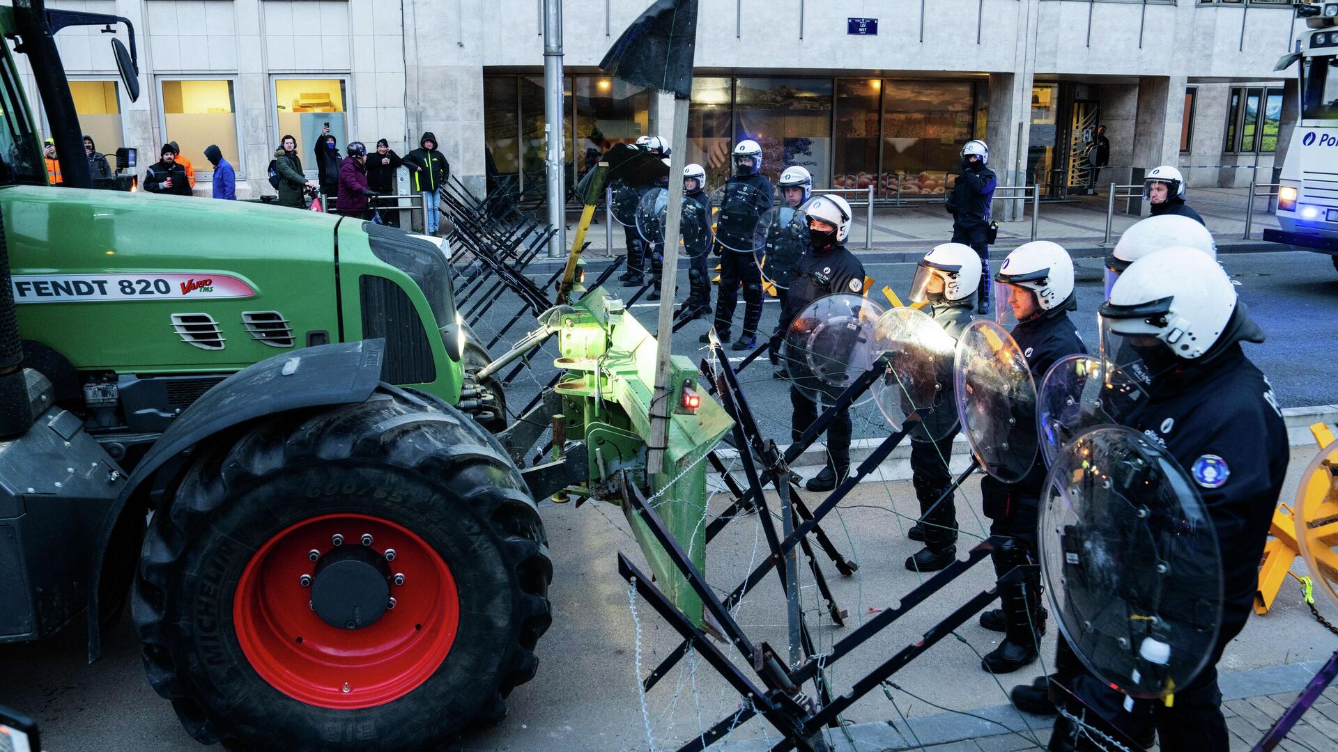 Фермеры перекрывают бульвар недалеко от места проведения саммита ЕС в Брюсселе Фермеры перекрывают бульвар недалеко от места проведения саммита ЕС в Брюсселе - РИА Новости, 1920, 18.12.2025