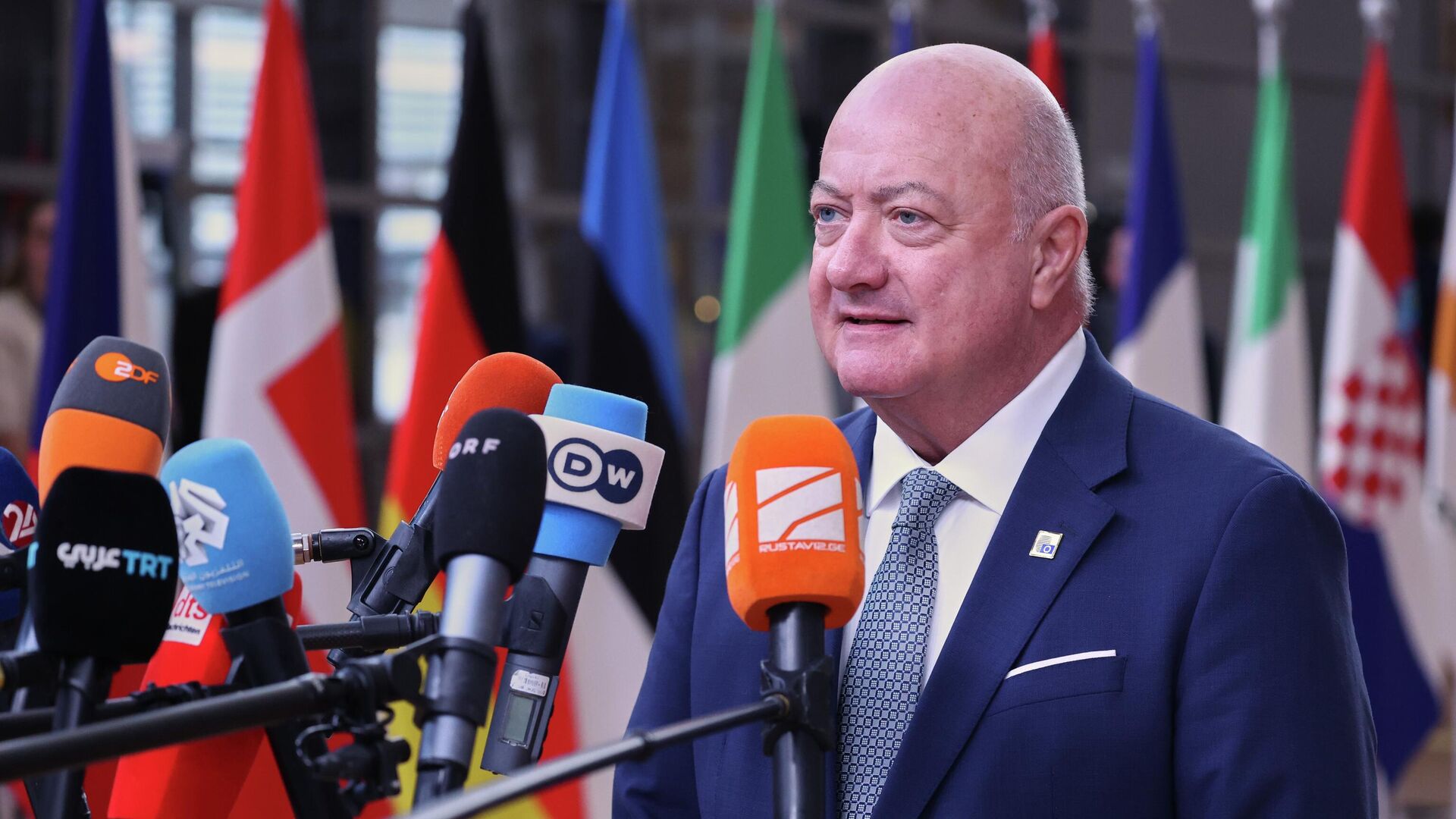 Кристиан Штокер беседует с представителями СМИ перед саммитом ЕС в Брюссель Кристиан Штокер беседует с представителями СМИ перед саммитом ЕС в Брюссель - РИА Новости, 1920, 18.12.2025