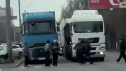 Жители Одессы перекрыли дорогу из-за отключения света в течение недели Жители Одессы перекрыли дорогу из-за отключения света в течение недели - РИА Новости, 1920, 18.12.2025