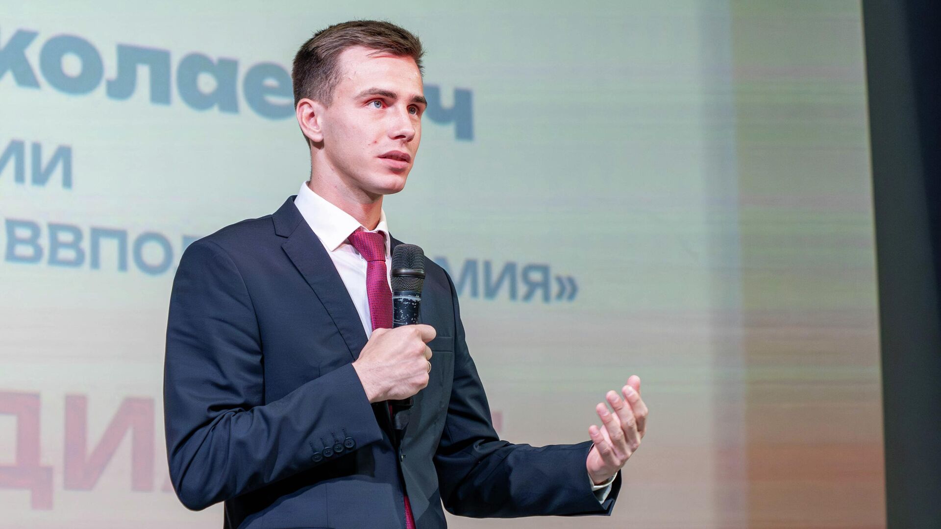 Герой России, начальник главного штаба ВВПОД Юнармия Владислав Головин на открытом диалоге с орлятами - РИА Новости, 1920, 19.12.2025